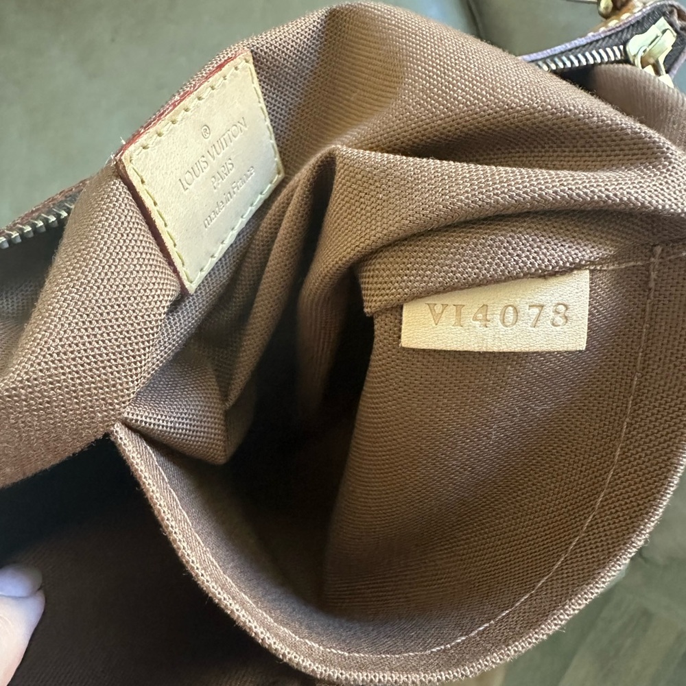 Louis Vuitton - Picture 9 of 11